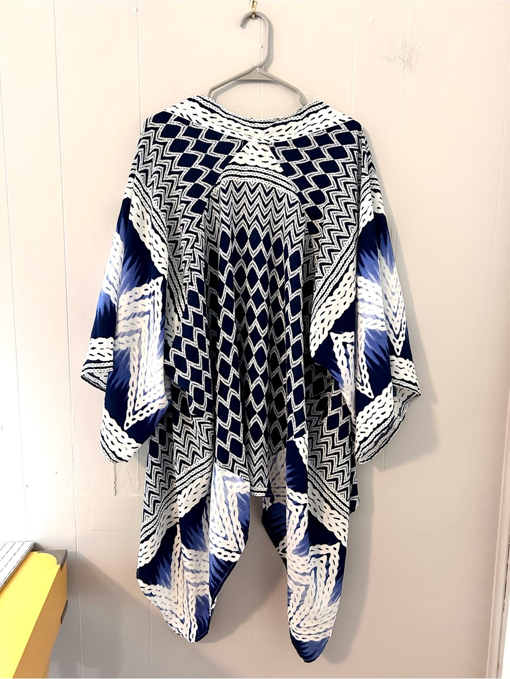 fab'rik Blue and White Geometric Open-Front Kimono - Picture 9 of 10